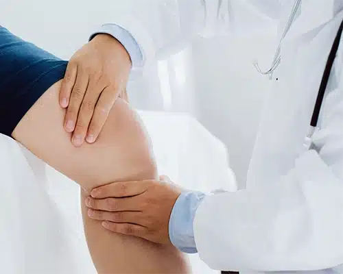 knee-pain Doctor examining knee pain<br />